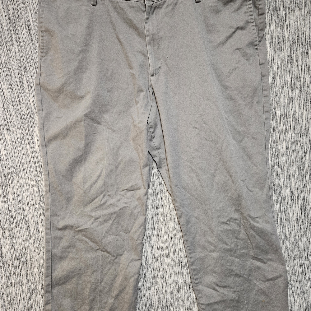 Dockers Men's Light Gray Chinos